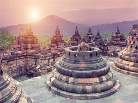 The Sailendra Dynasty's Construction of Borobudur Temple: An Architectural Marvel and Symbol of Buddhist Faith